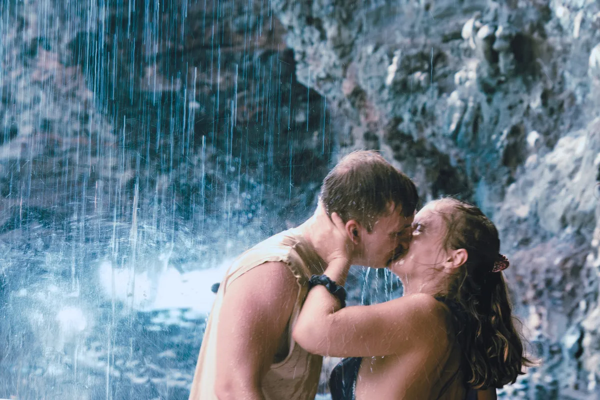 Karin und Jakob umarmen sich im Regen